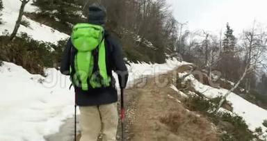 <strong>徒步</strong>旅行者背着背包走在雪地小径上。 后面跟着。 真正的背包客，成人<strong>徒步</strong>旅行或<strong>徒步</strong>旅行